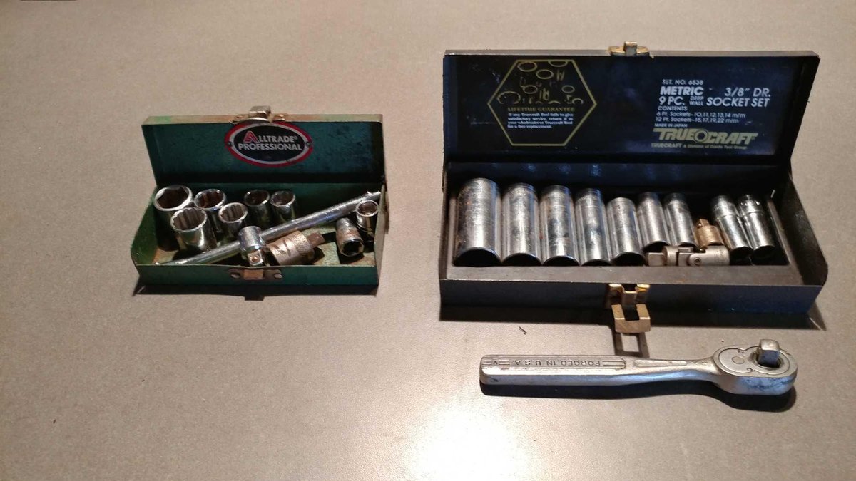 3/8" DRIVE SOCKET SET WITH 6 PT SOCKETS RANGING FROM 10MM-14MM AND 12 PT SOCKETS RANING FROM 15MM-22
