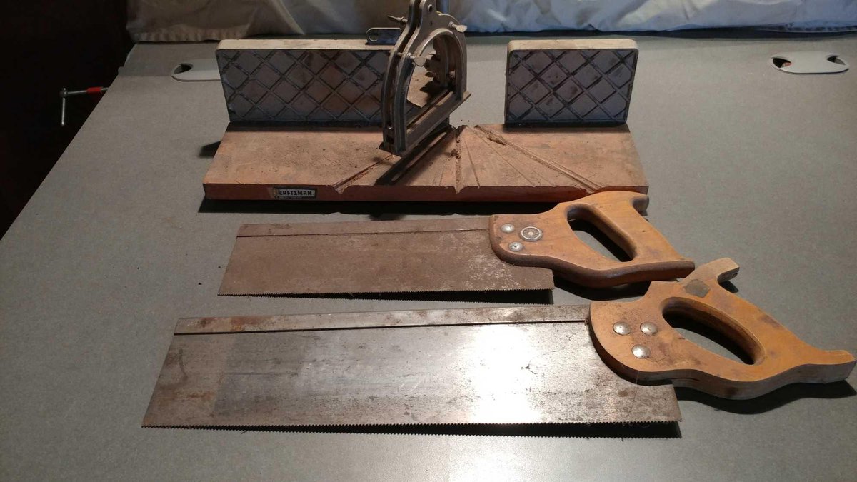 CRAFTSMAN MITRE BOX WITH (2) MITRE SAWS