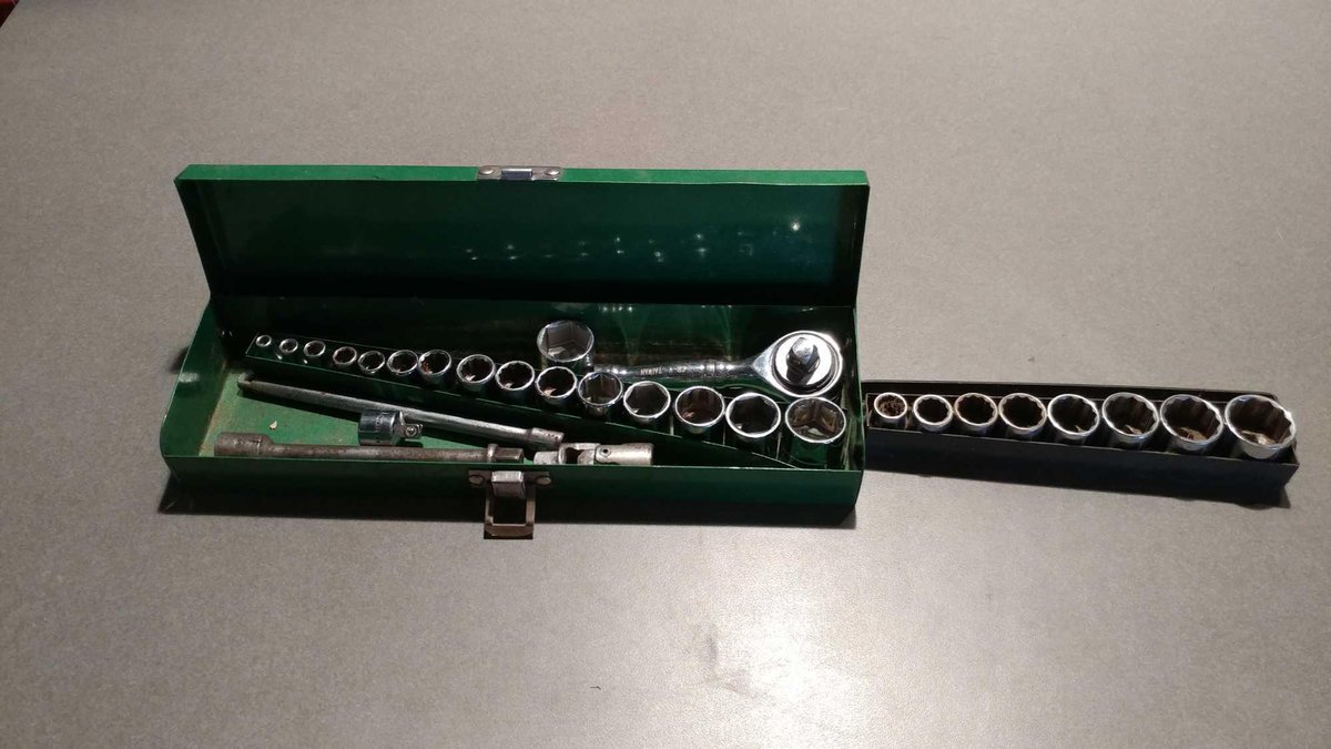 3/8" DRIVE SOCKET SET WITH SOCKETS RANGING FROM 4MM-19MM AND ASSORTMENT OF SOCKETS RANGING FROM 3/8"
