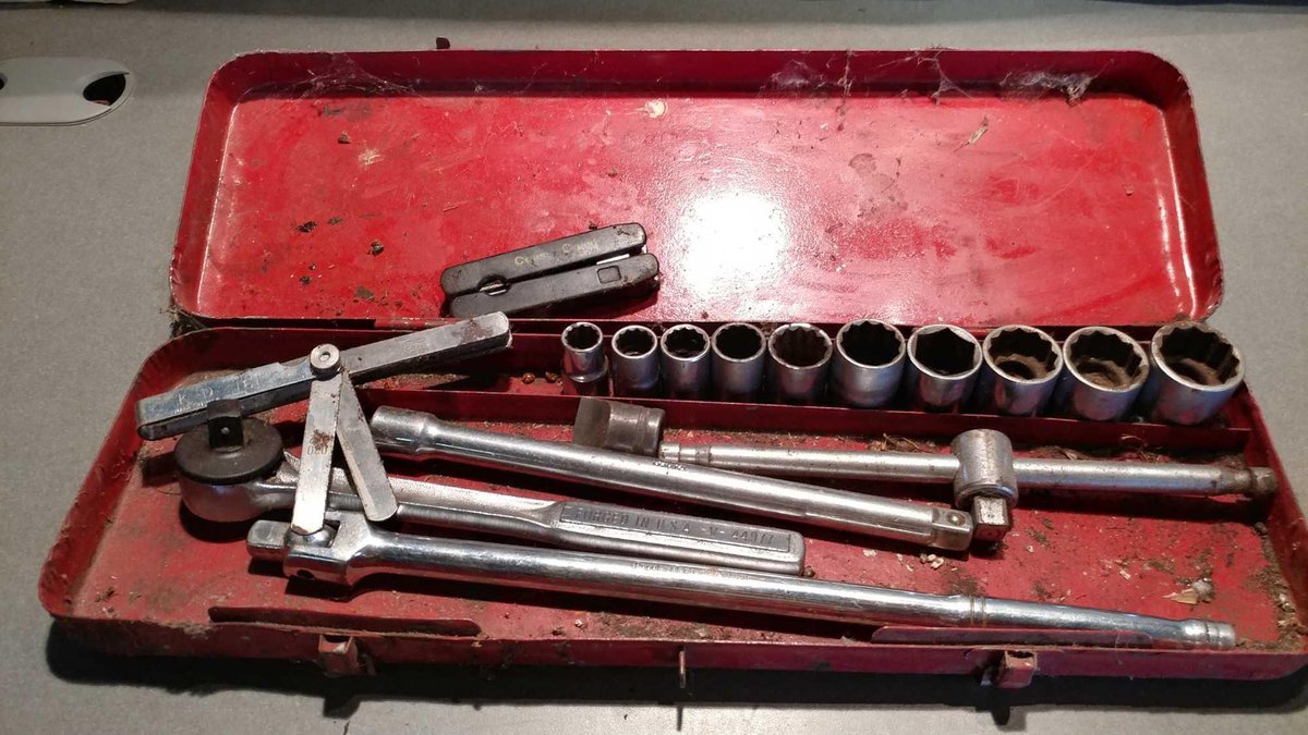 1/2" DRIVE SOCKET SET WITH 12 PT SOCKETS RANGING FROM 1/2" - 1 1/8"