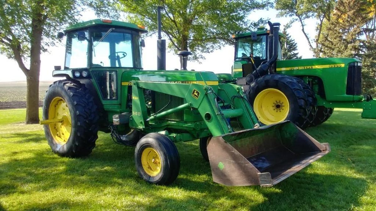 1978 JOHN DEERE 4240 TRACTOR W/148 LOADER - NEW SCRAPING BLADE, 1051 HRS SHOWN, LONG AXLES FOR DUALS