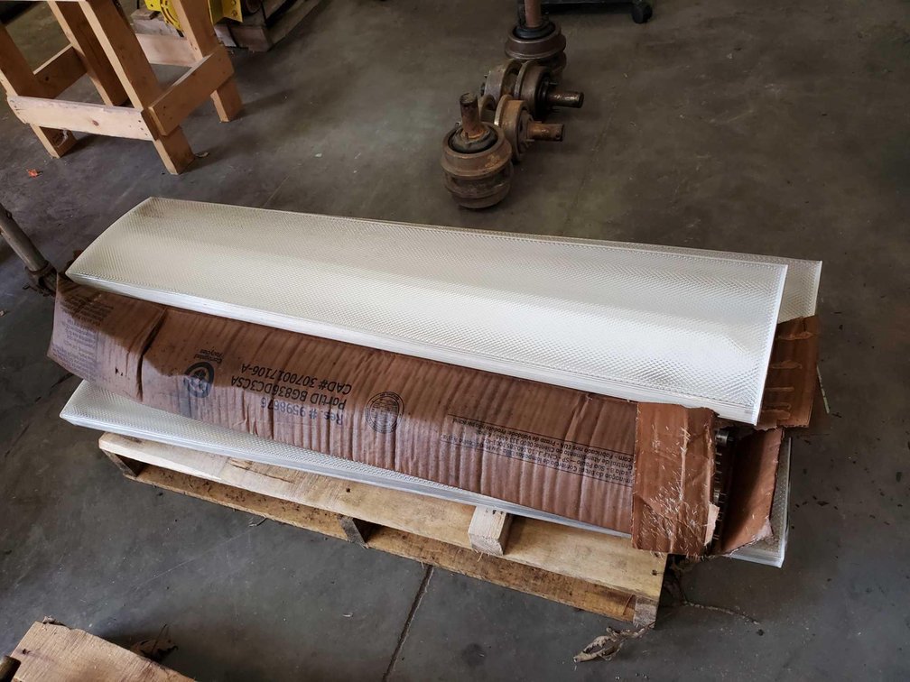 (i-10) (4) 4' FLORESCENT LIGHT FIXTURES (FOR MORE INFO AND LOCATION CALL NEIL @ 612-804-4142)