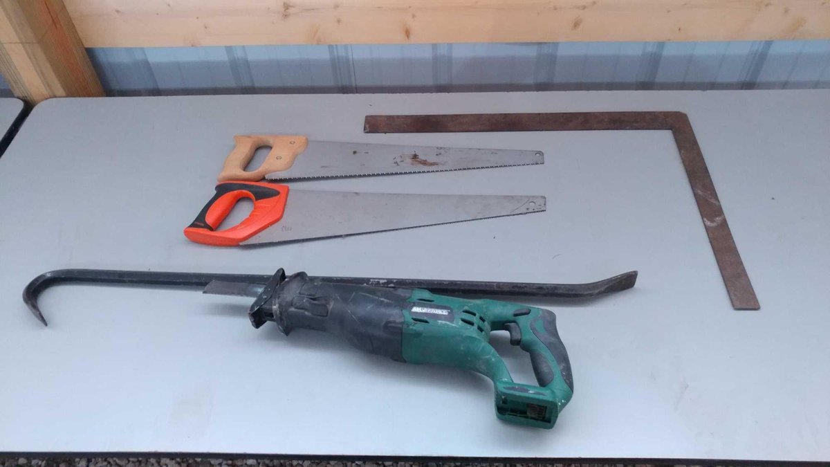 (I-43) LARGE CROWBAR, (2) HAND SAWS, ALLOY SQUARE, AND A RECIPROCATING SAW (NO BATTERY)