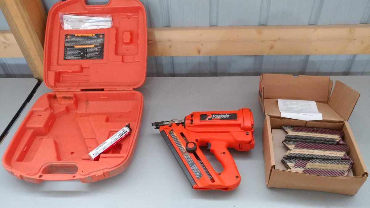 (I-45) PASLODE FRAMING NAIL GUN AND ASSORTMENT OF NAILS (SELLER STATES WORKING CONDITION)