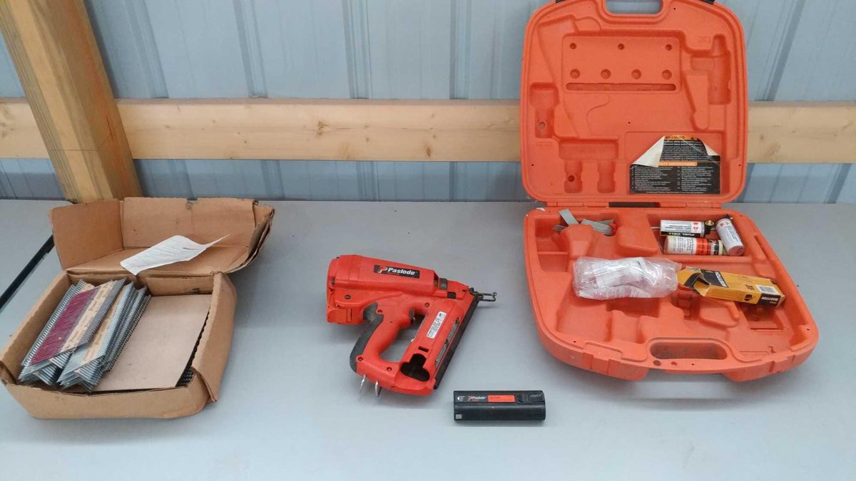 (I-46) PASLODE BATTERY POWERED NAIL GUN WITH ASSORTMENT OF NAILS (MISSING BATTERY CHARGER)