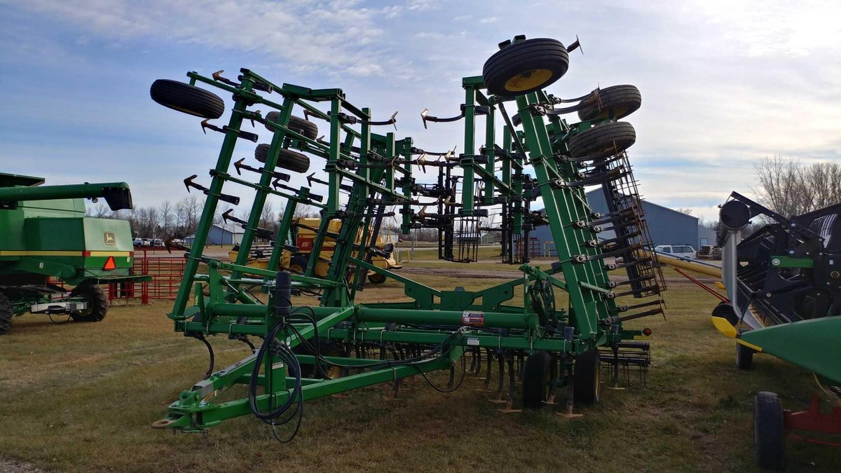 (I-244) JOHN DEERE 2210 45.5' W/ ROLLING BASKETS, 2 BAR HARROW, 200LB SHANKS, JD QUICK CHANGE SHOVEL