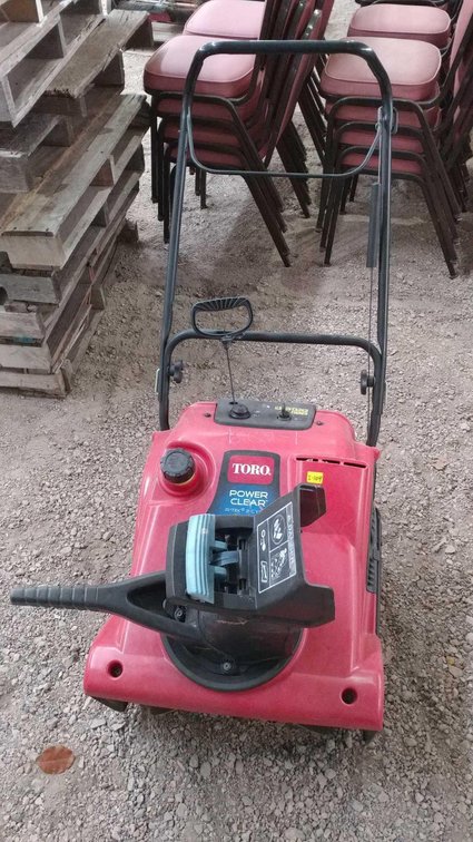 (I-104) TORO POWER CLEAR 2 CYCLE SNOWBLOWER 21" WIDTH PULL START (SELLER STATES WORKING CONDITION)