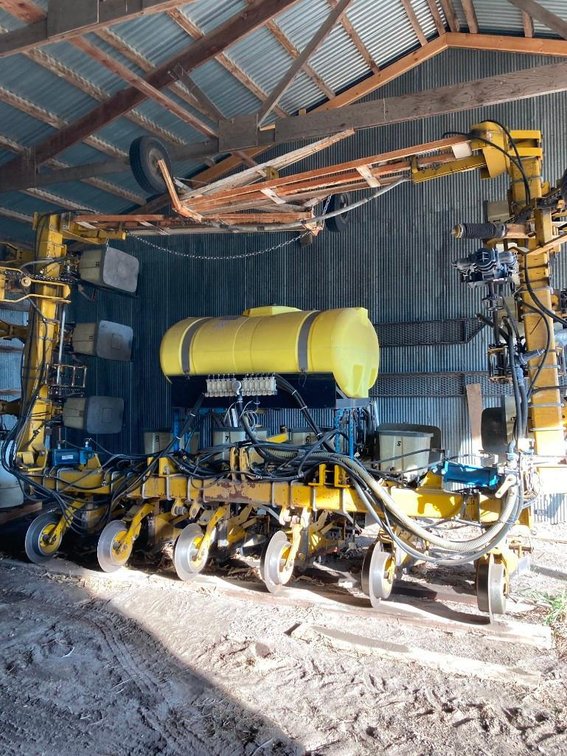 (I-255) BUFFALO 8000 12 ROW 30" VERT. FOLD PLANTER, LIQUID FERT., 300 GAL TANK, LIQUID CHEM, KINZE F