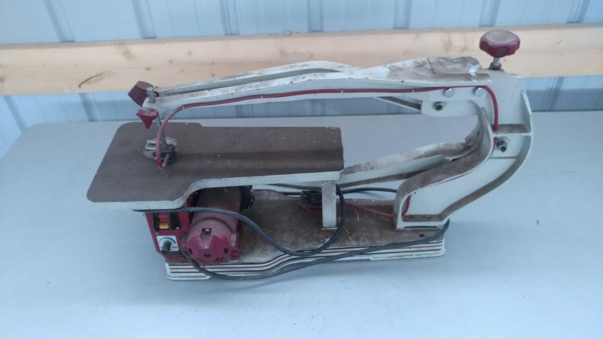 (I-84) TOOL SHOP 22" VARIABLE SPEED SCROLL SAW (TURNS ON, NEEDS BLADE)