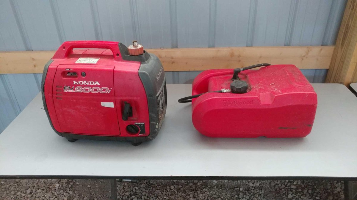 (I-558) HONDA EU2000 GENERATOR W/ EXTERNAL QUICK CONECT 5 GAL FUEL TANK 