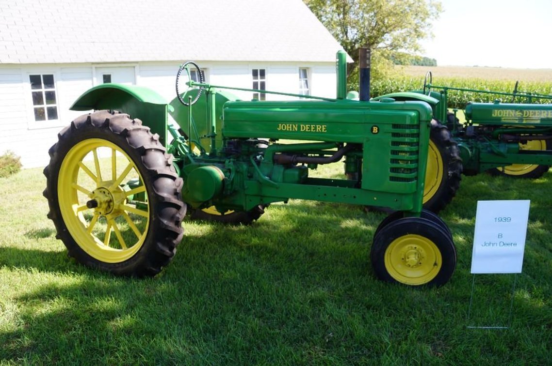 (I-362) 1939 JOHN DEERE B STYLED, SN#79209, 4 NEW FIRESTONE TIRES, FACTORY SPOKE REAR WHEELS, NEWER 