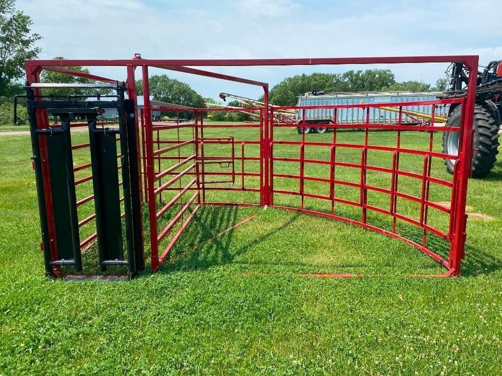 NEW STRONGHOLD CALVING PEN 10'X10' CURVED WITH AUTO HEAD GATE AND FLOOR