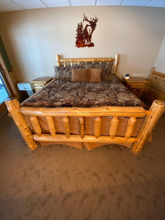 (A1-SPRUCE) RUSTIC PINE KING BED WITH MATTRESS AND BOX SPRING INCLUDING BEDDING AND PILLOWS 