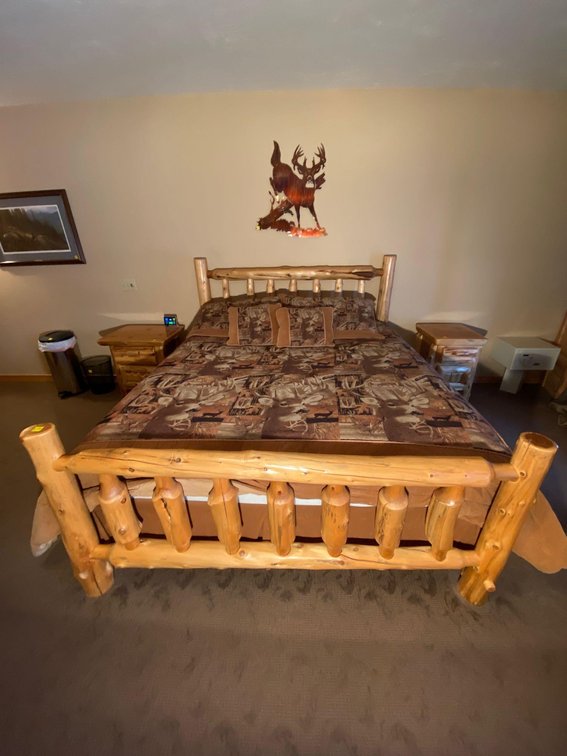 (A1-TAMARACK) RUSTIC PINE KING BED WITH MATTRESS AND BOX SPRING INCLUDING BEDDING AND PILLOWS