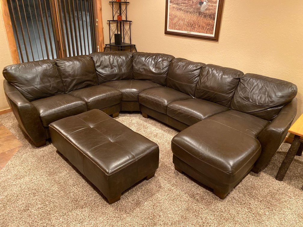 (A1-MANAGER) LARGE LEATHER SECTIONAL WITH OTTOMAN 8' X 114"