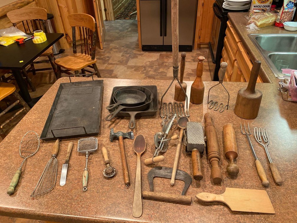  (A1-MANAGER) ASSORTMENT OF VINTAGE KITCHEN ITEMS AND CAST IRON SKILLETS 