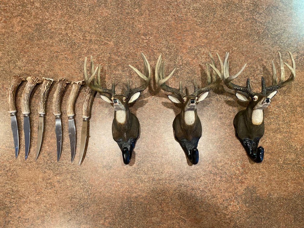 (A1-MANAGER) (3) DEER WALL MOUNT COAT HANGERS AND (6) ANTLER STEAK KNIFES 