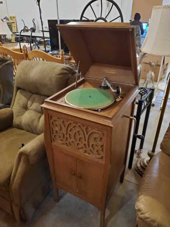 ANTIQUE SILVERSTONE PHONOGRAPH