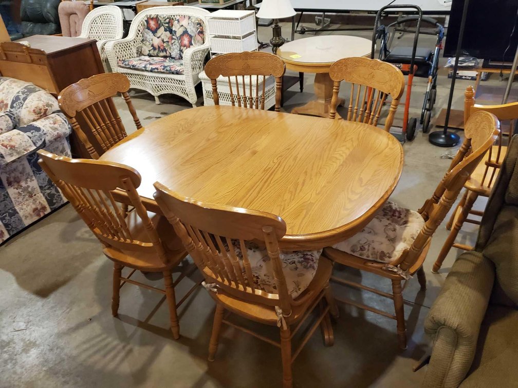 WOODEN KITCHEN TABLE W/(2) LEAVES AND (6) CHAIRS