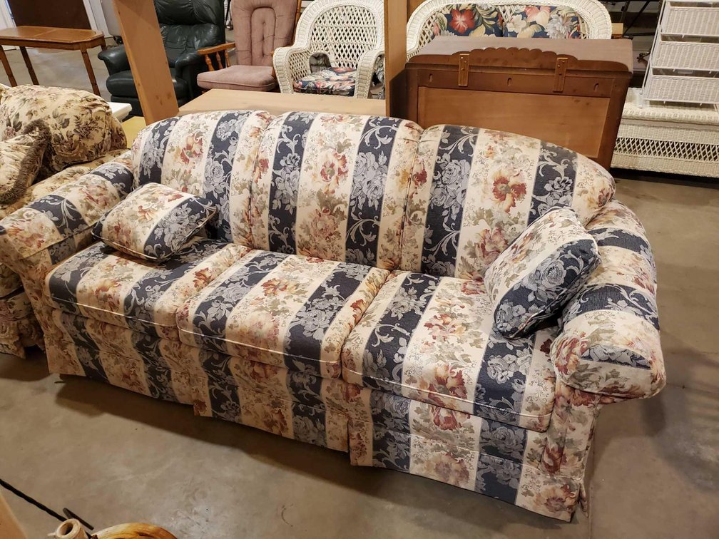 FLORAL PATTERN COUCH W/MATCHING THROW PILLOWS