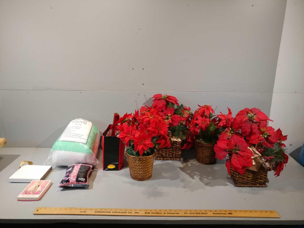 ASSORTMENT OF MISC DECORATIVE ITEMS