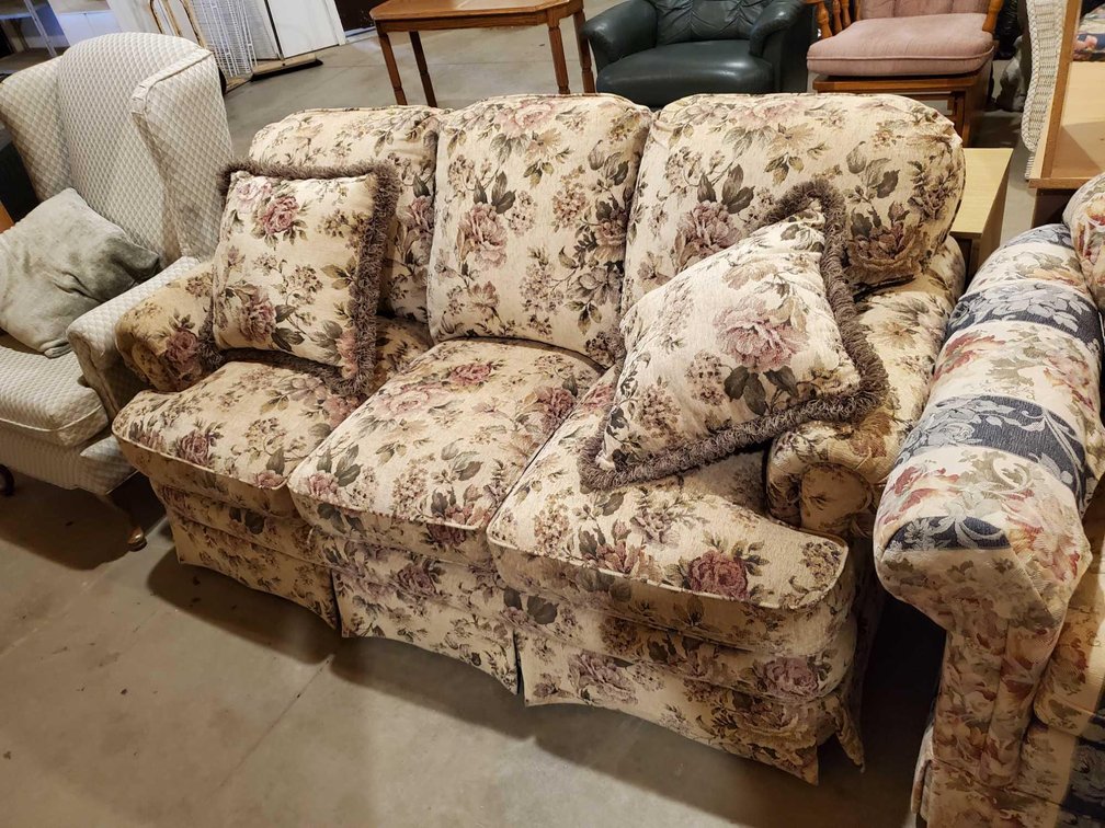 FLORAL PATTERN COUCH W/MATCHING THROW PILLOWS