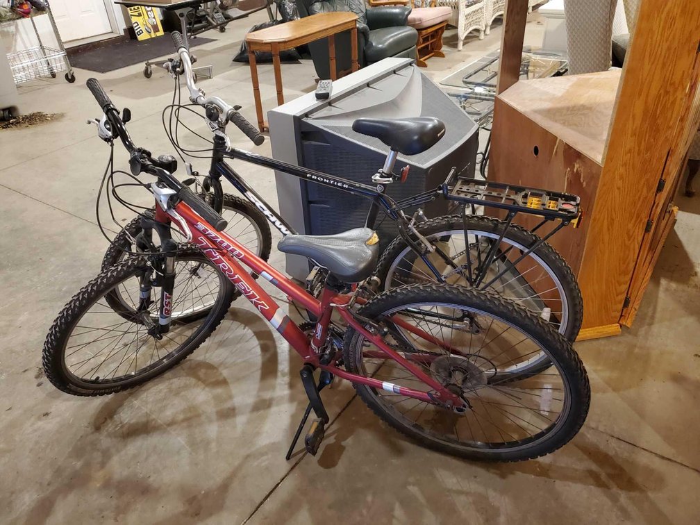 SCHWINN FRONTIER MOUNTAIN BIKE AND TREK 3700 MOUNTAIN BIKE