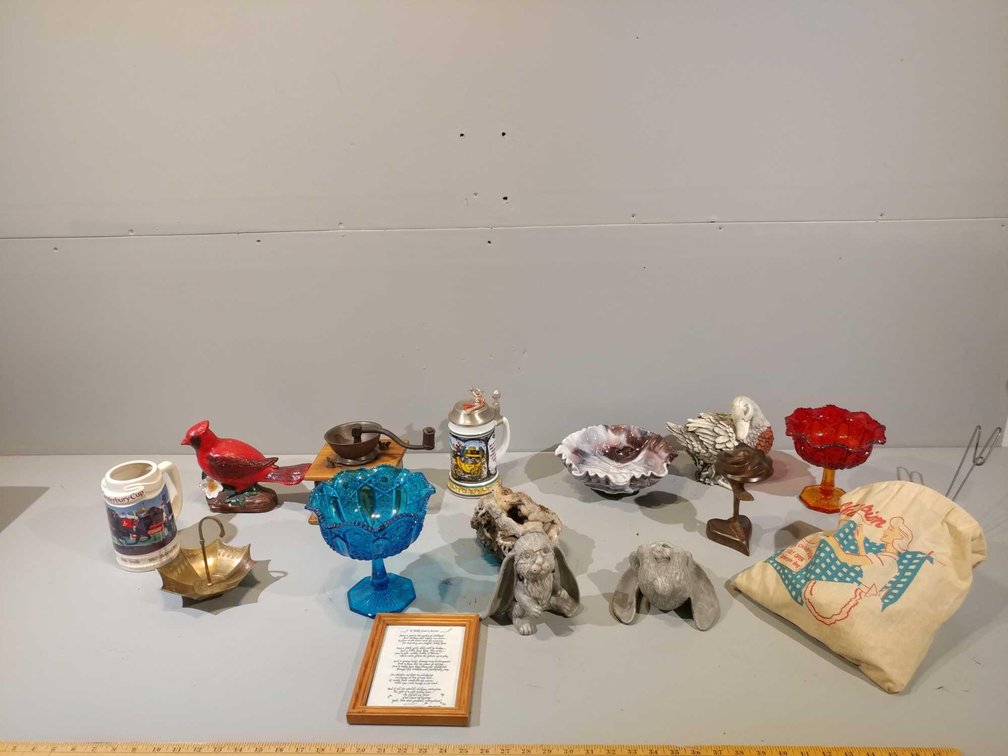 ASSORTMENT OF DECORATIVE GLASSES AND FIGURINES