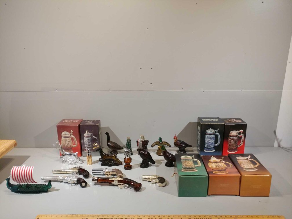 ASSORTMENT OF DECORATIVE GLASS AVON DECANTERS AND OTHER DECORATIVE ITEMS