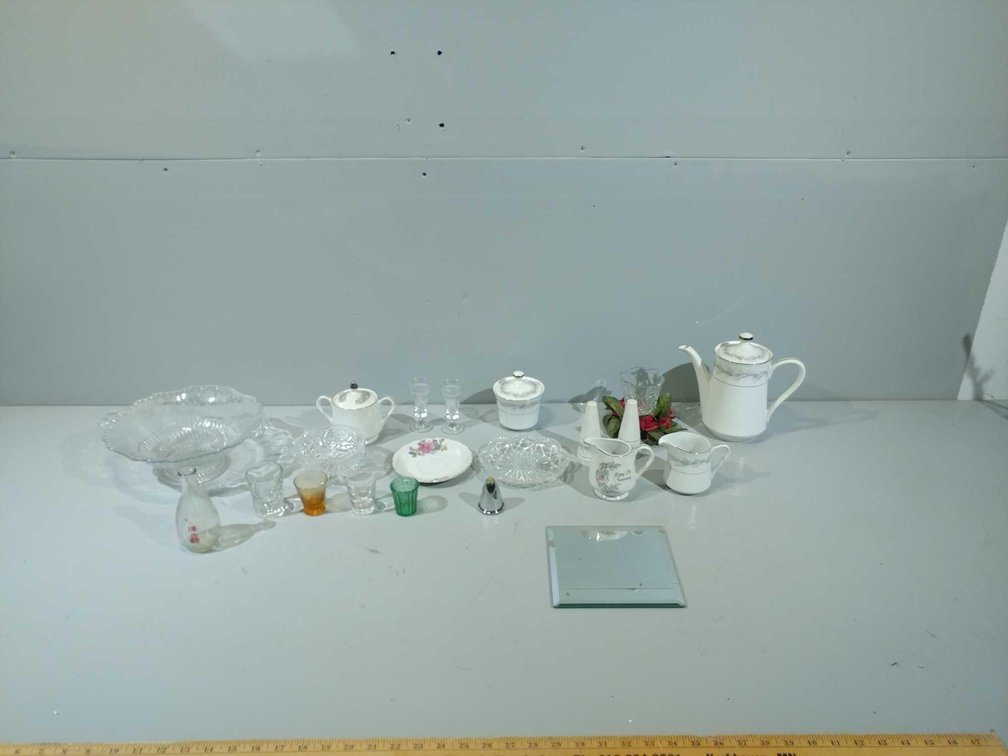 ASSORTMENT OF MISC DECORATIVE GLASSWARE AND OTHER ITEMS