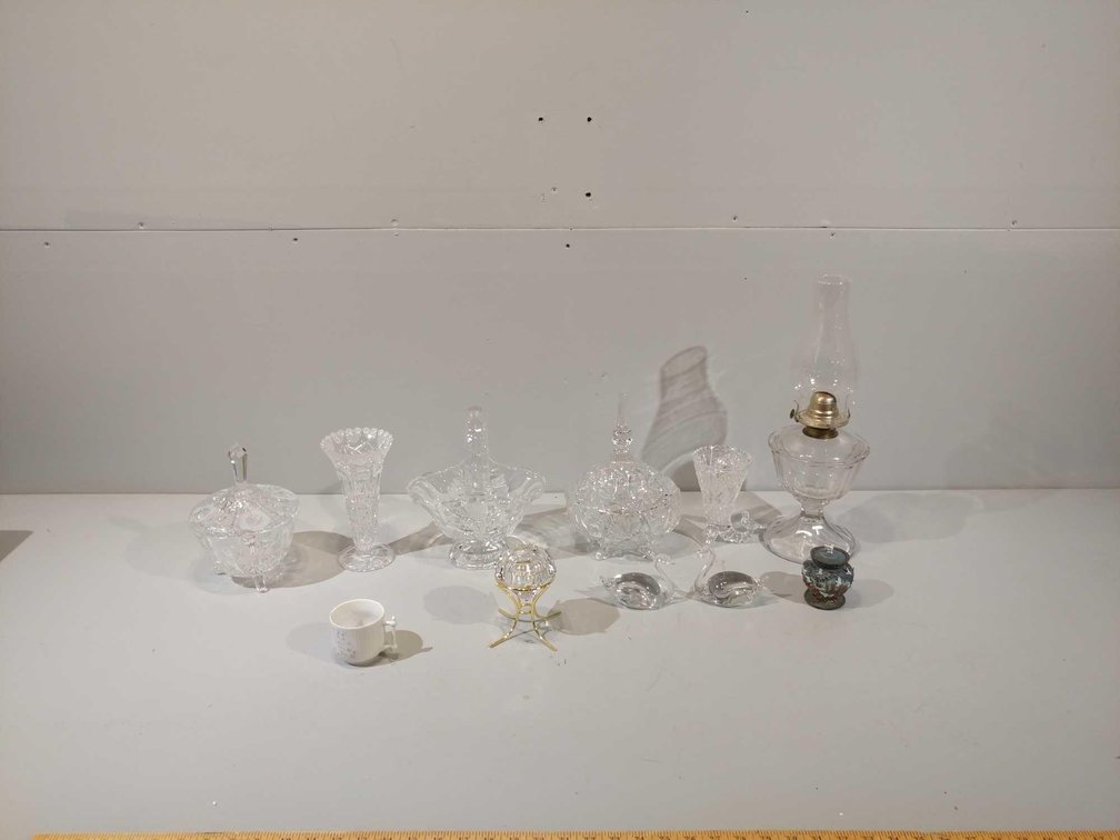 ASSORTMENT OF DECORATIVE GLASSWARE AND OTHER ITEMS