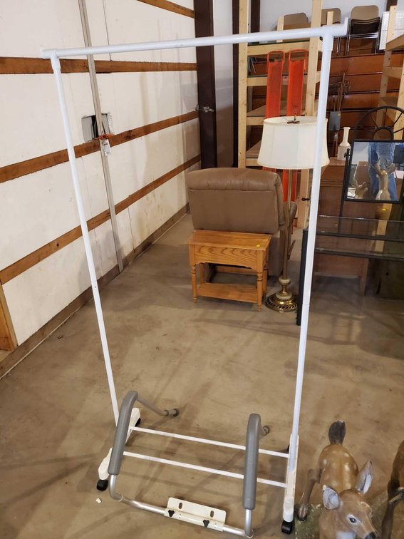 TUB ASSIST BAR AND CLOTHES RACK
