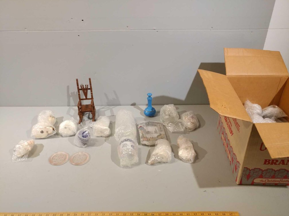 ASSORTMENT OF DECORATIVE FIGURINES AND ITEMS