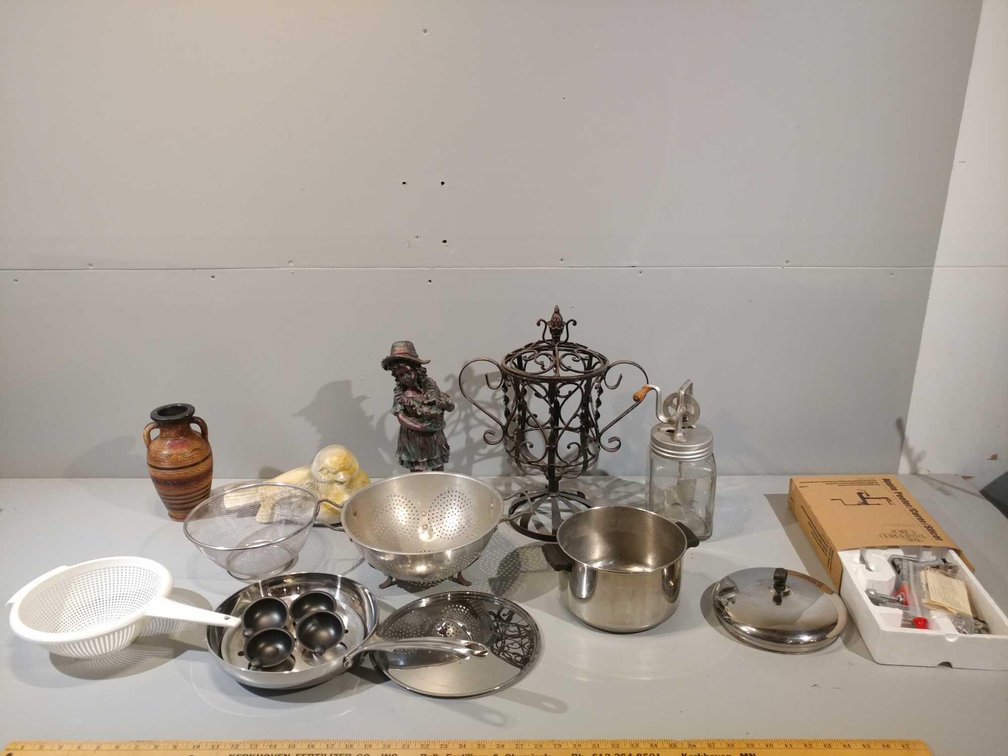 ASSORTMENT OF COLANDERS, POTS, PANS, LIDS, AND OTHER ITEMS
