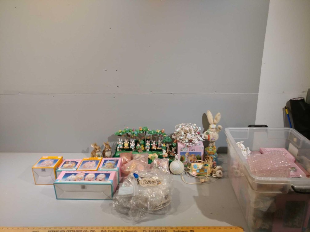 ASSORTMENT OF MISC EASTER DECORATIONS