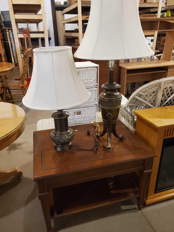 WOODEN END TABLE (30"W X 21"H X 22"D) AND (2) LAMPS