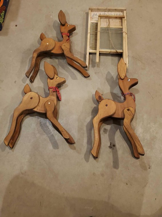 (3) WOODEN DEER DECORATIONS AND (2) VINTAGE WASHBOARDS