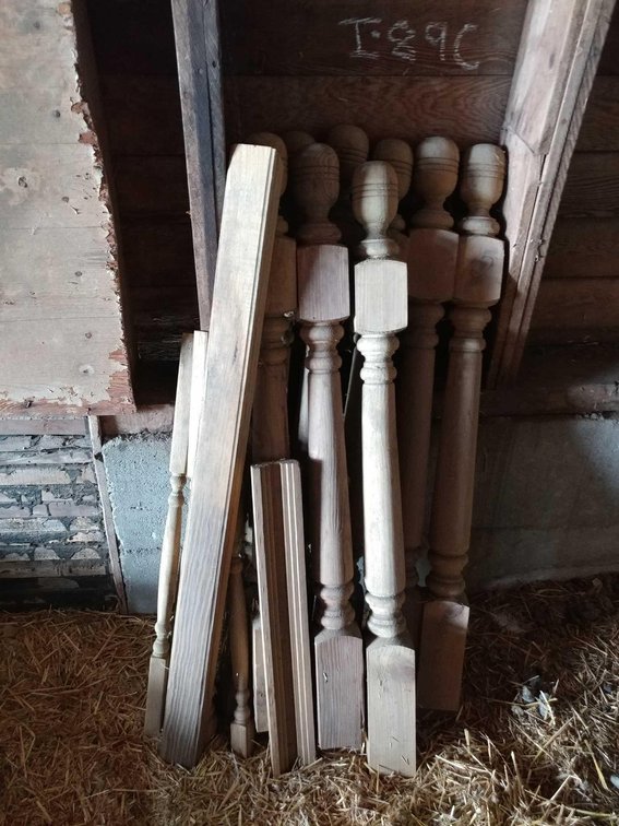 (I-89C) WOODEN RAILING SPINDELS