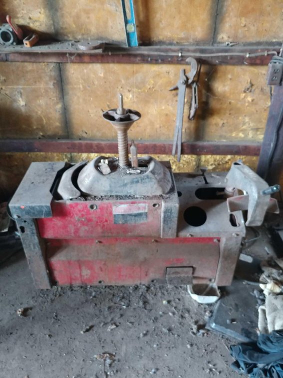 (I-131B) COATS PNEUMATIC TIRE CHANGER, (SELLER STATES WORKING) 
