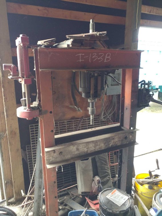 (I-133B) HEAVY DUTY HYDRAULIC PRESS UNKNOWN TONNAGE 