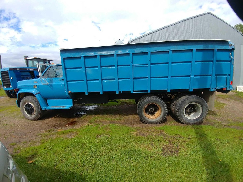 (I-112B)(TITLE) 1976 CHEVY C-65, 18' STEEL BOX, TANDEM, ROLL TOP TARP, END GATE, 427 GAS, 5 BY 4 TRA