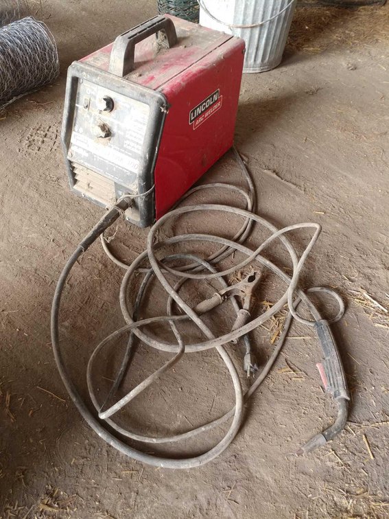 (I-77C) LINCOLN WIRE FEED WELDER 88AMPS (SELLER STATES WORKING) 