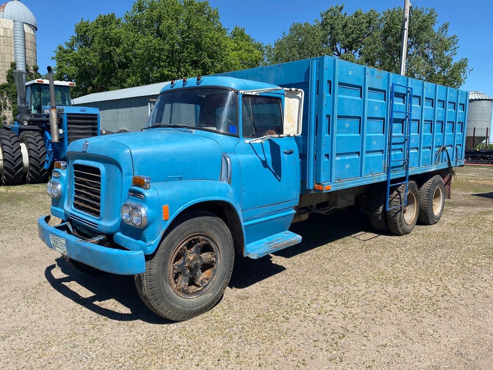 (I-35B)(TITLE) 1962 INTERNATIONAL HARVESTER GRAIN TRUCK, 26,849 MI, GAS, 5 SPEED HI/LOW TRANS, TWIN 