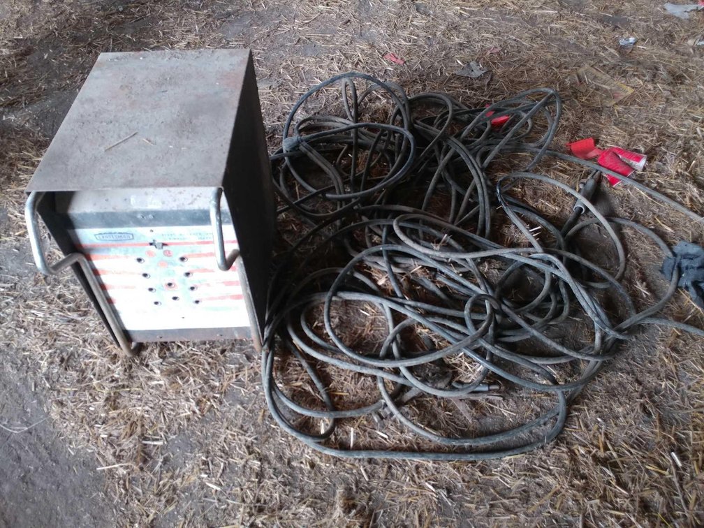 (I-84C) 180 AMP CRAFTSMAN ARC WELDER W/ EXTRA LONG CORDS AROUND 75'