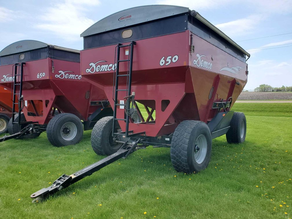 (I-16A) DEMCO 650 BUSHEL GRAVITY BOX W/TARP, LIGHTS, AND SAFETY BRAKES