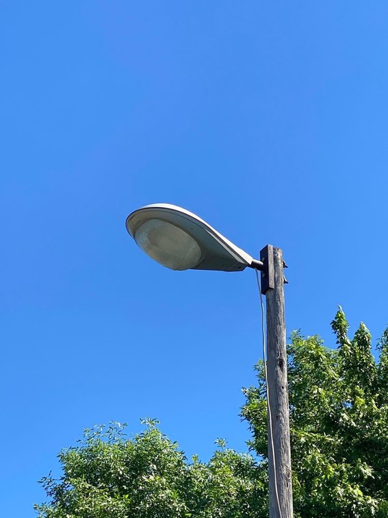 (I-109B) (4) MOUNTED YARD LIGHTS