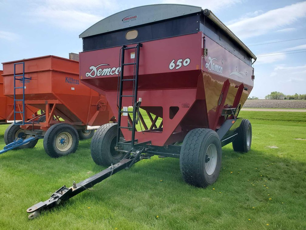 (I-17A) DEMCO 650 BUSHEL GRAVITY BOX W/TARP, LIGHTS, AND SAFETY BRAKES