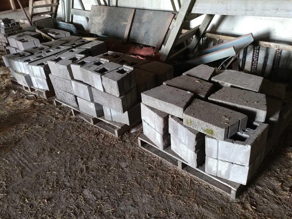 (I-7C) ASSORTMENT OF 16' RETAINING WALL BLOCK AND CAP