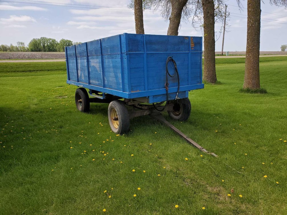 (I-15A) BLUE DUMP GRAIN WAGON W/HYD HOIST