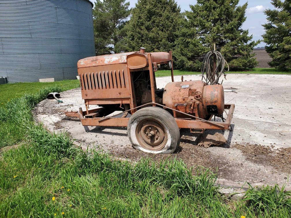 (I-32A) ENGINE DRIVEN PORTABLE WELDER, TYPE CF GENERATOR, 40 VOLT/200 AMP, SN# 27-52N34